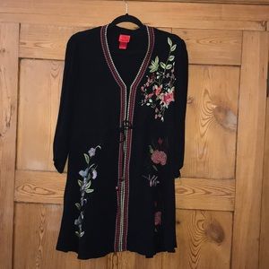 Black textured tunic w/ floral embroidery detail.